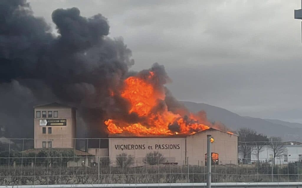 Hérault : incendie impressionnant à la cave Jeanjean à Saint-Félix-de-Lodez