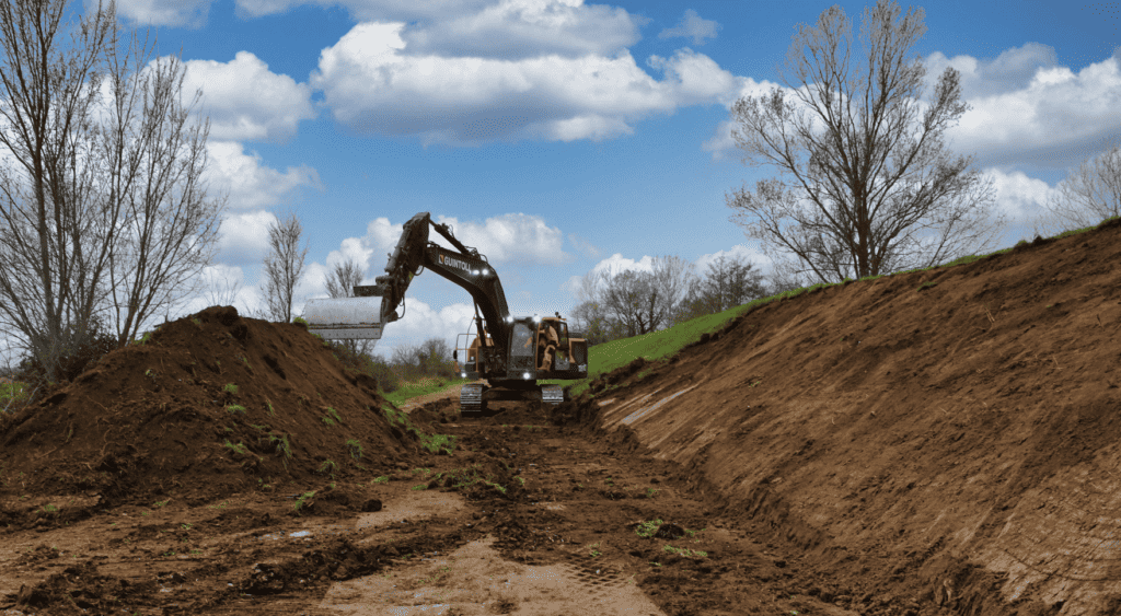 Lutte contre les inondations : travaux de sécurisation des digues du Vidourle à Saint-Laurent-d’Aigouze