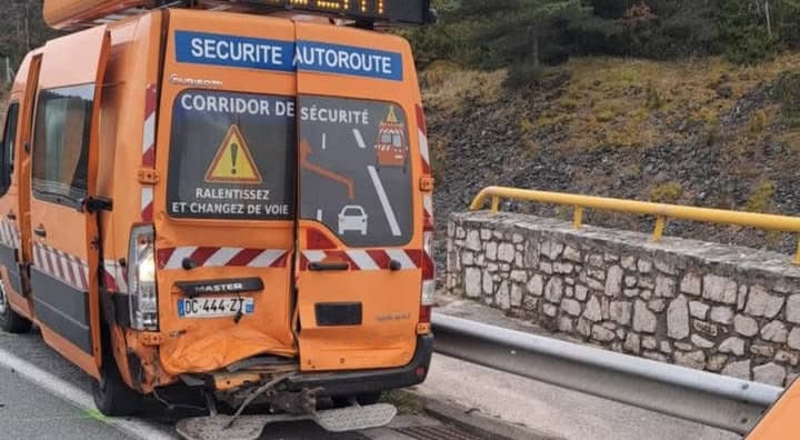 Accident sur l’autoroute A75 : un fourgon de la DIR percuté
