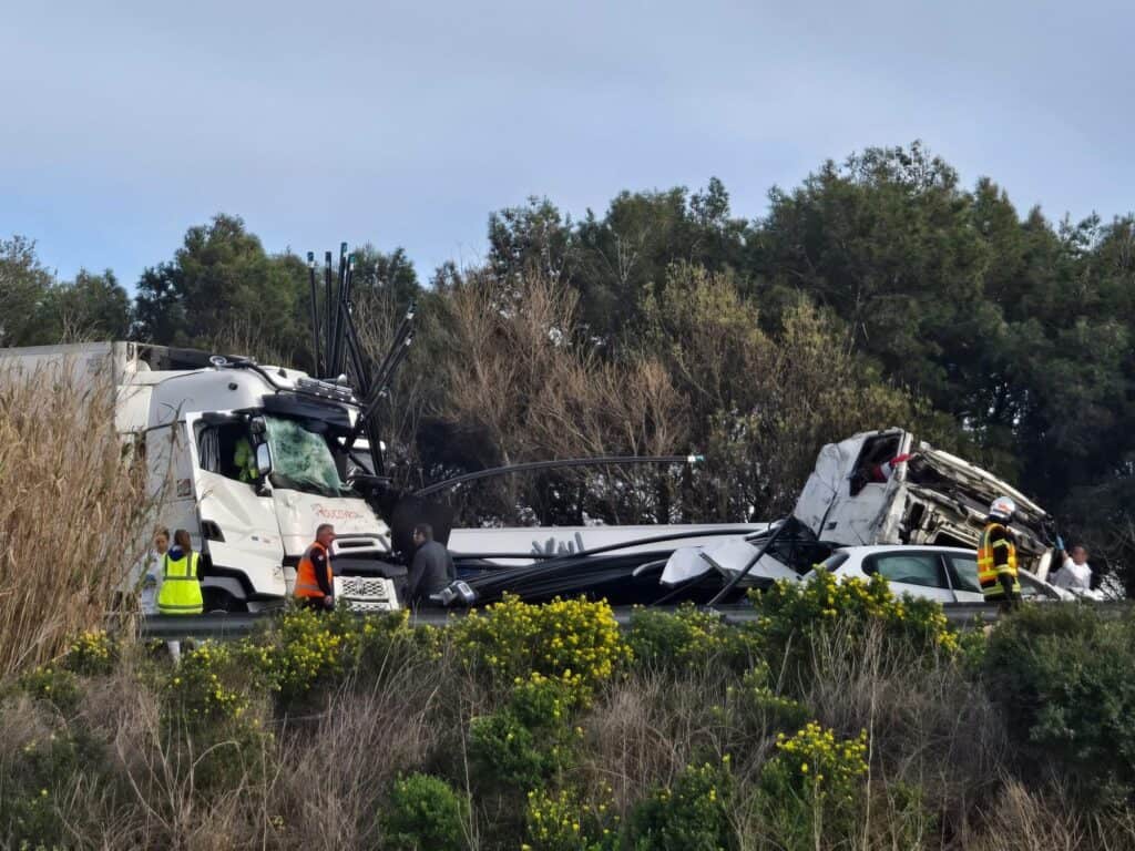 Accident grave : un poids lourd traverse l’A9, l’autoroute coupée, un hélicoptère en renfort