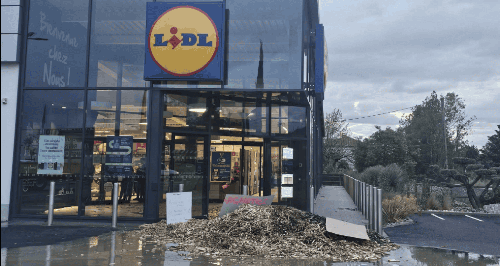 Gard : des agriculteurs FDSEA bloquent un LIDL pour défendre les produits locaux