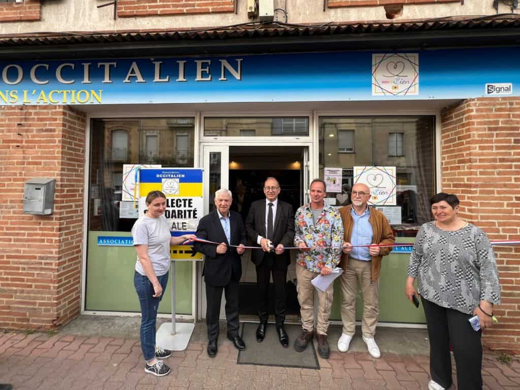 Le ruban prêt à être découpé pour inaugurer les nouveaux locaux de l'association Occitalien.