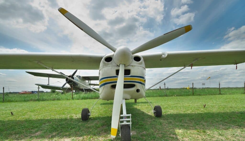 À Beaucaire, un petit avion contraint d’atterrir en urgence dans un champ