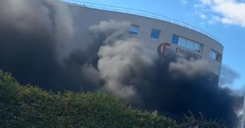 Gard : une voiture prend feu à Aimargues devant le magasin Eminence
