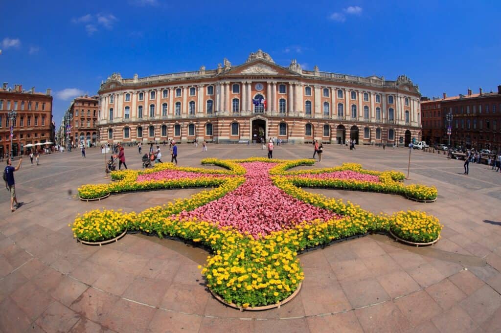 Toulouse : pourquoi des milliers de fleurs ont orné la place du Capitole ?