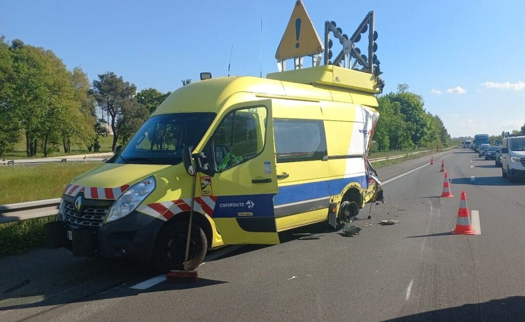 Un fourgon Vinci Autoroutes heurté par un poids-lourd