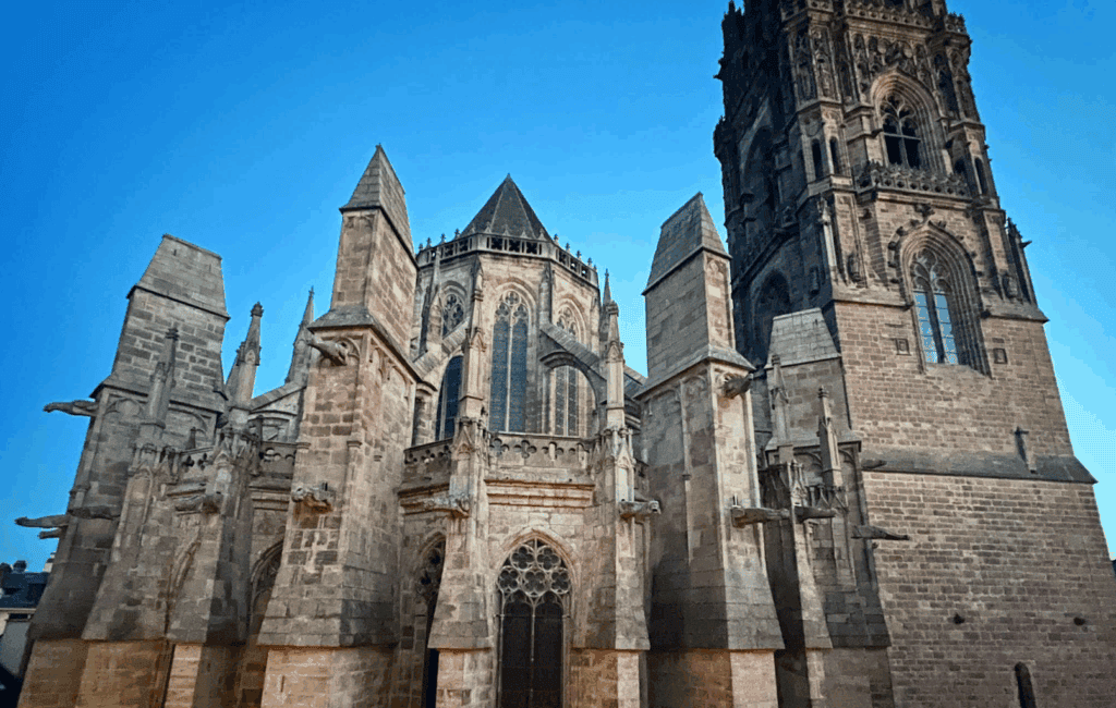 Aveyron : 4 parachutistes stoppés avant un saut risqué depuis une cathédrale