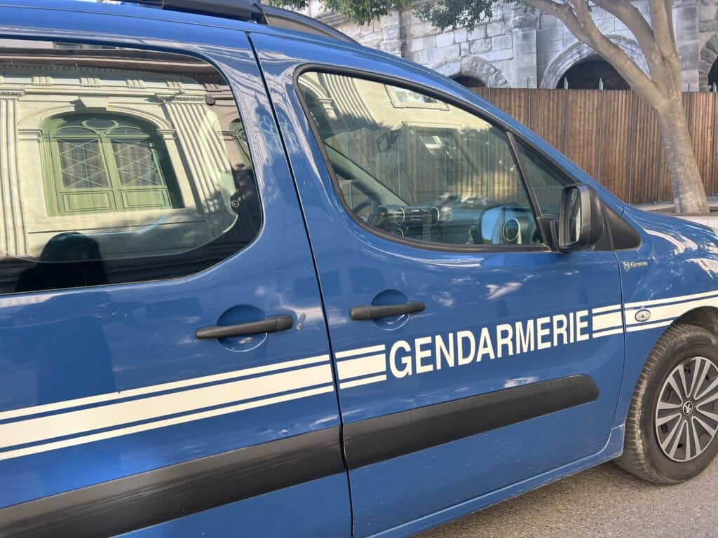 Aude : une rave party illégale rassemble plus de 2 000 teufeurs sur les lieux de l’incendie des Corbières