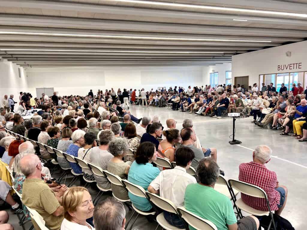 Environ 700 personnes réunies à la halle des sports de Nîmes sur invitation du collectif Nîmes en Commun. Photo : Linda Mansouri