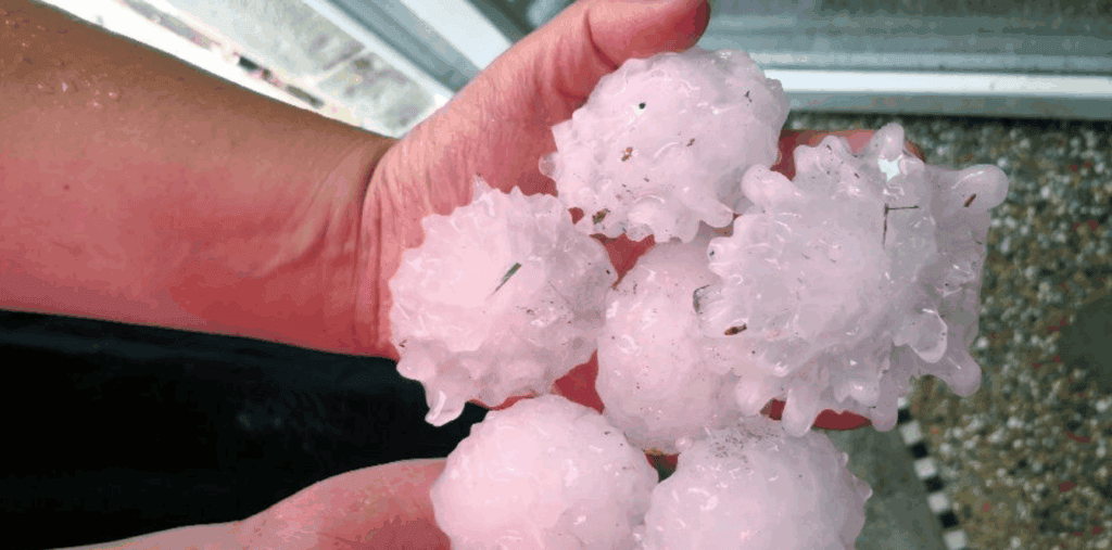 Météo : deux morts et de nombreux dégâts après des orages d’une rare intensité