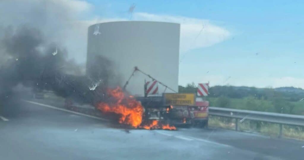 Autoroute A75 : une remorque de camion en feu