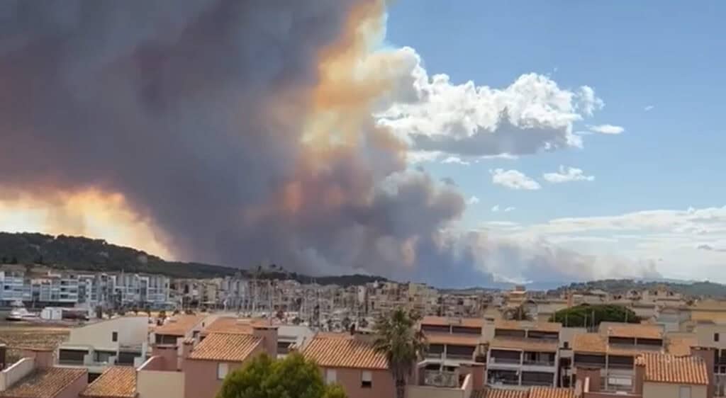 Aude : l’incendie hors de contrôle à Narbonne, plus de 1500 hectares brûlés