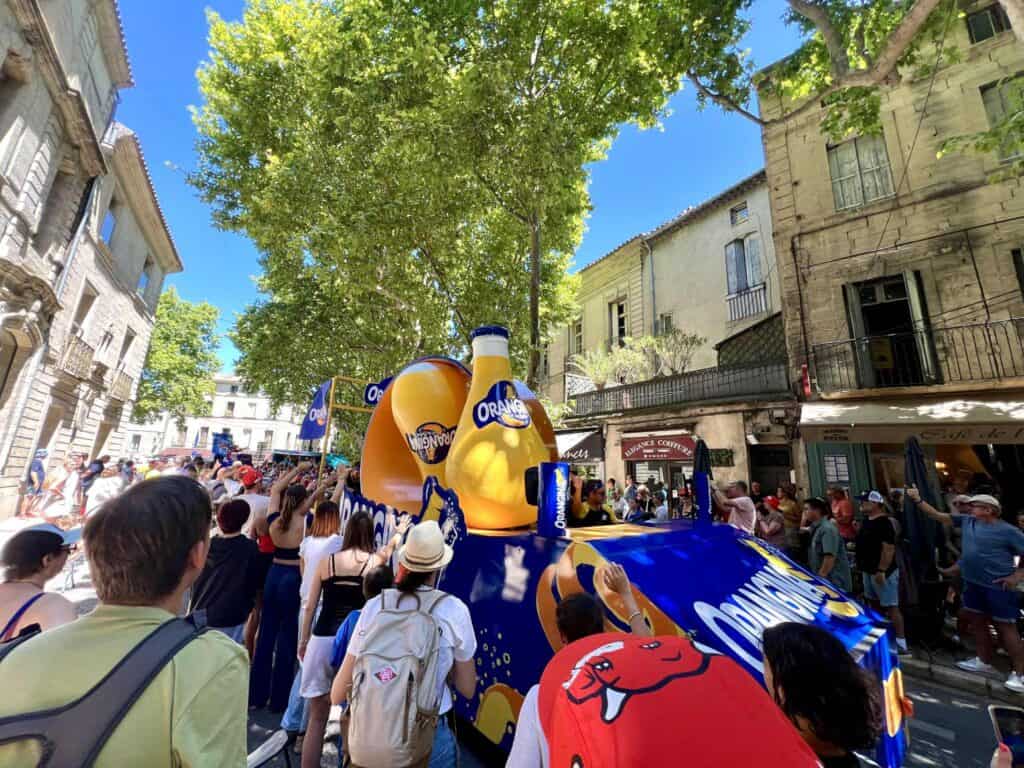 Tour de France : le passage de la caravane dans le Gard en vidéo