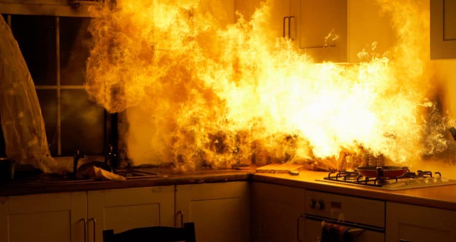 Nîmes : appartement en feu rue Richelieu, un homme brûlé