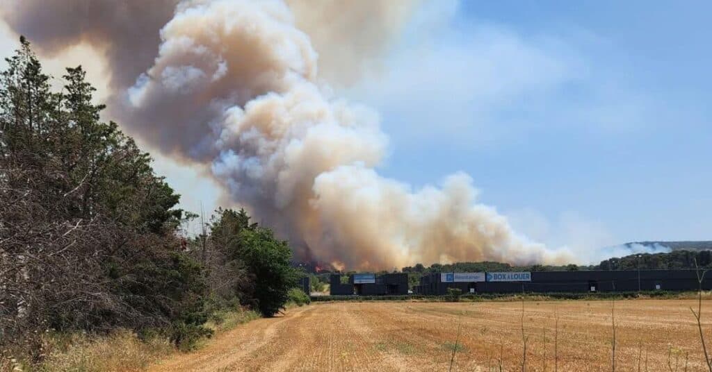 Incendie sur l’autoroute A9 : une aire de repos et le quartier d’un village évacués sous peu