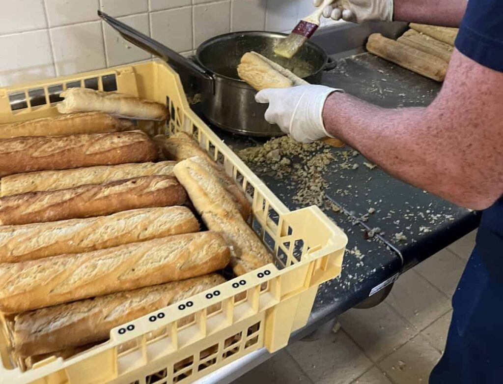 Carcassonne : des agents de la Ville distribuent des sandwichs aux pompiers