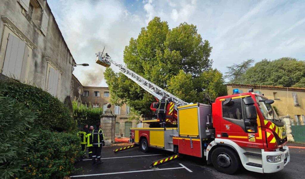 Gard : incendie au château de Sanilhac, la foudre pourrait être à l’origine