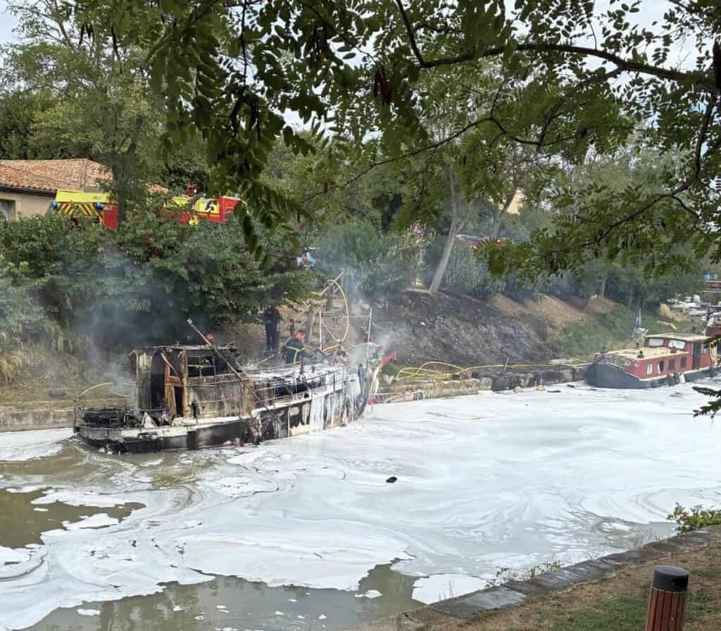 Hérault : une péniche de 10 mètres détruite par un incendie sur le Canal du Midi