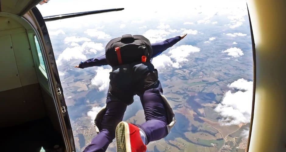 Un jeune homme meurt lors d’un saut en parachute