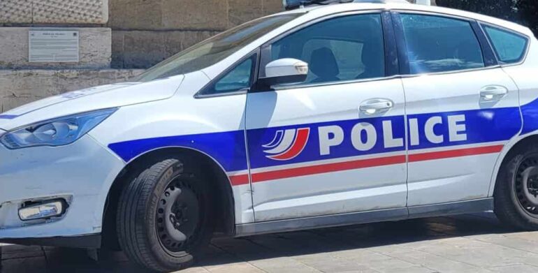 Un homme meurt, poignardé dans la rue