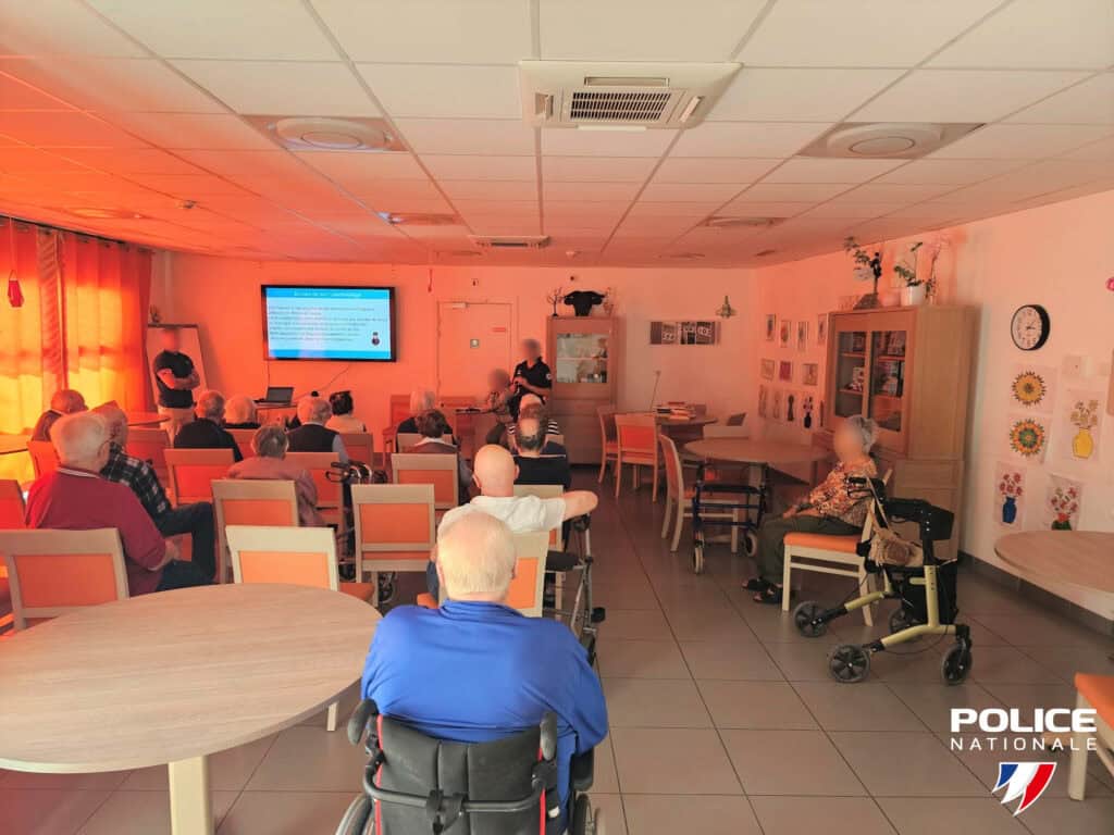 Perpignan : lors de la Semaine Bleue, la police sensibilise les seniors aux arnaques et aux vols