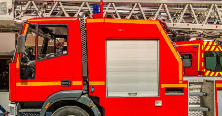 Nîmes : une voiture prend feu dans un parking souterrain