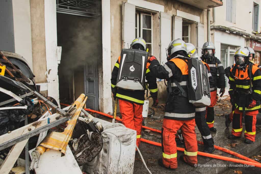 Aude : incendie dans un immeuble au centre-ville de Carcassonne, un pompier grièvement blessé