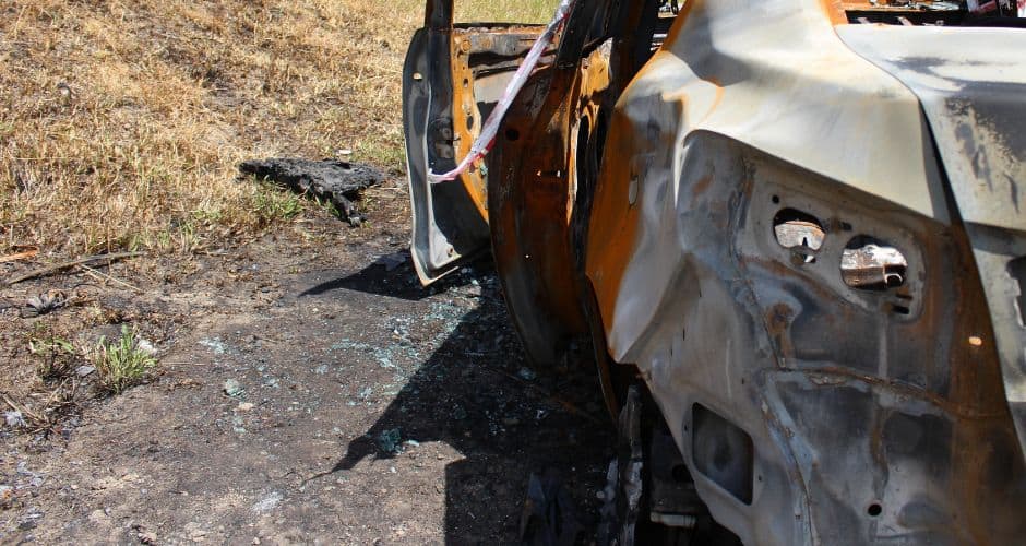 Une voiture en feu avec un corps calciné à l’intérieur
