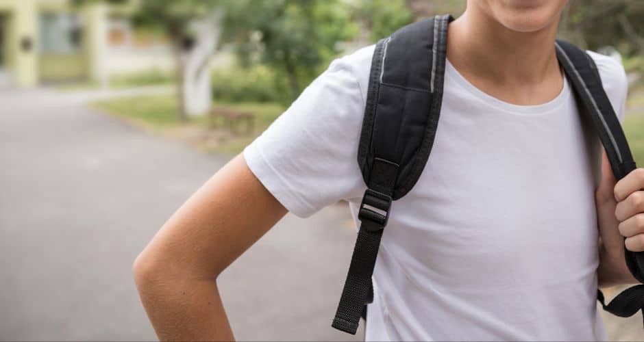 Un adolescent de 12 ans meurt percuté par une voiture sur le chemin du collège