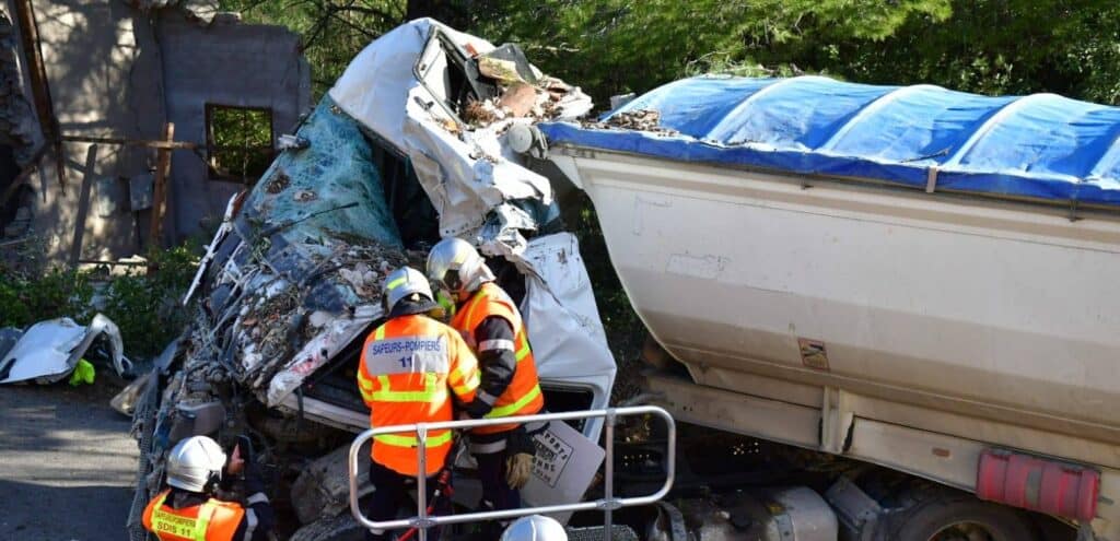 Aude : un poids lourd s’encastre dans un bâtiment, un mort