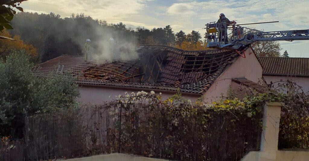 Gard : une maison prend feu à Monteils, la toiture s’effondre