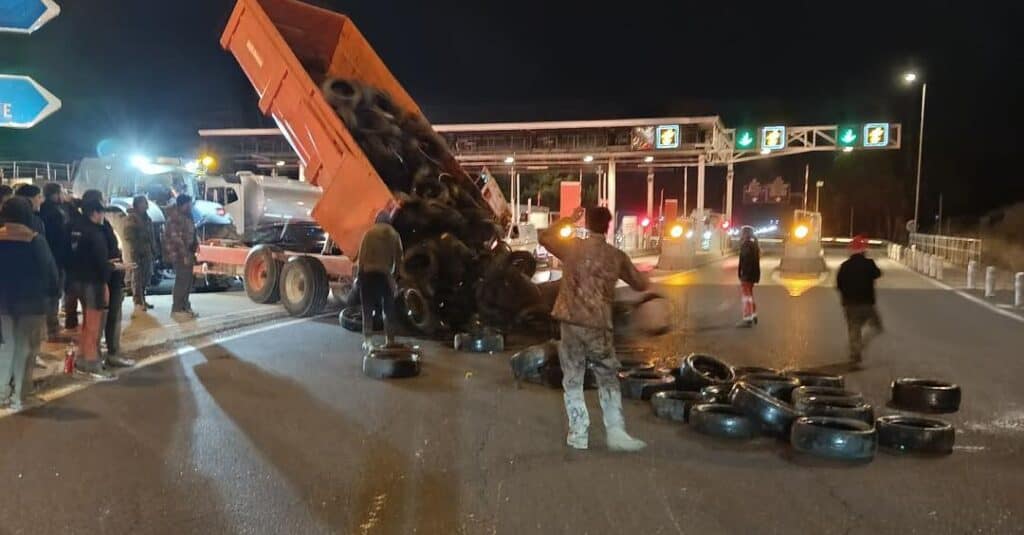 Autoroute A75 bloquée : ras-le-bol généralisé des agriculteurs