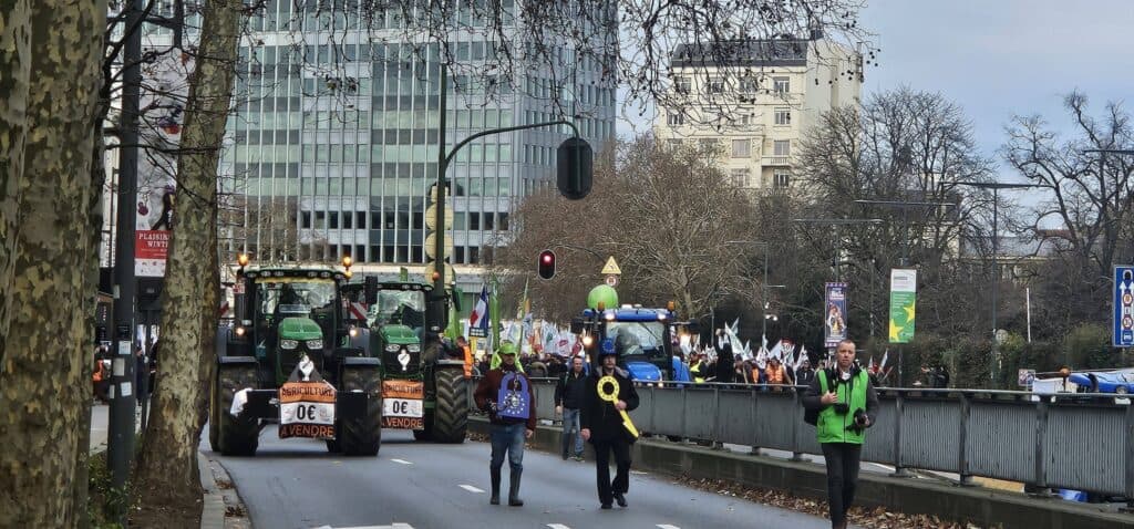 Des milliers d’agriculteurs en colère à Bruxelles, visés par des canons à eau