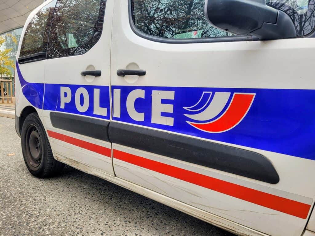 Enfants retrouvés seuls au bord d’une route, leur mère présentée à un juge