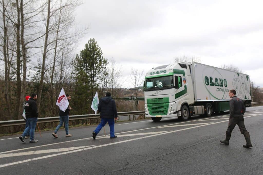 Lozère : les agriculteurs contrôlent les camions à l’entrée de Mende