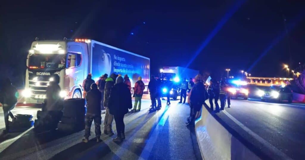 Pyrénées-Orientales : blocages des agriculteurs aux péages du Boulou et Perpignan-Sud, des actions toujours en cours