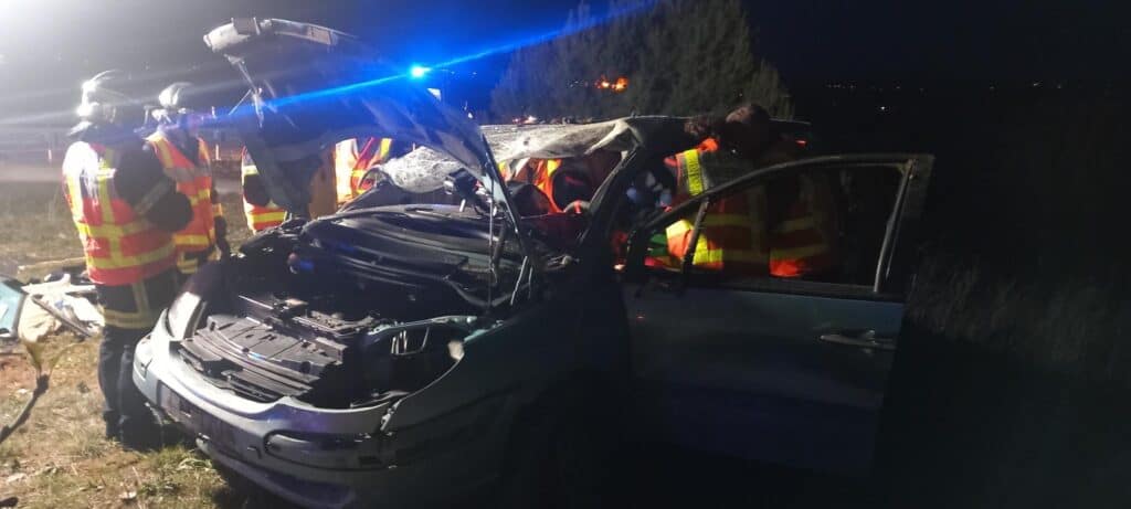 Hérault : sur l’A75, un véhicule fait plusieurs tonneaux avant de finir sa course dans un champs
