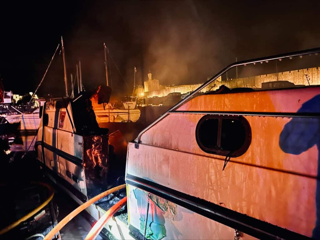 Aigues-Mortes : incendie nocturne d’un bateau, importante mobilisation des pompiers