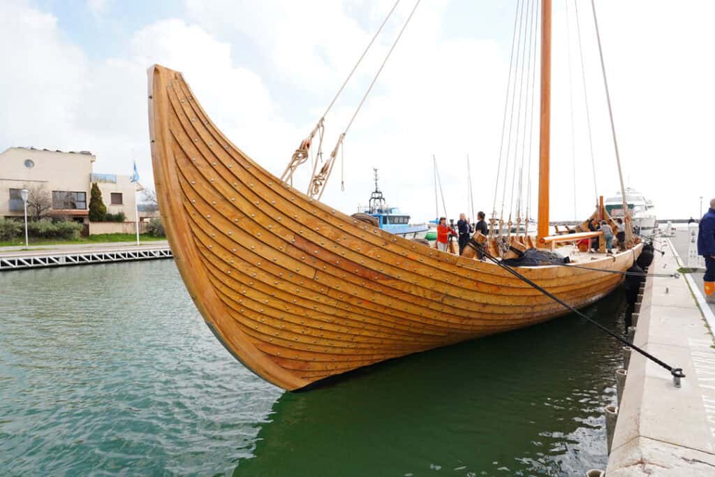 Frontignan : un bateau de viking de 28 mètres de long amarré
