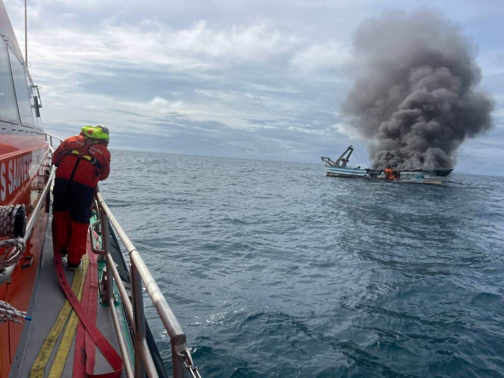 Hérault : un chalutier prend feu au large de Sète, trois marins secourus avant que le navire ne coule