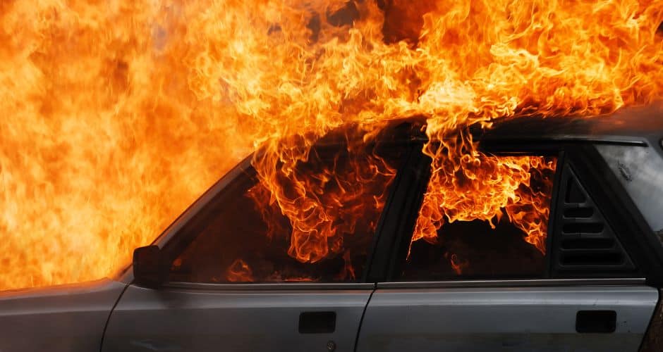 Un corps sans vie retrouvé dans une voiture brûlée