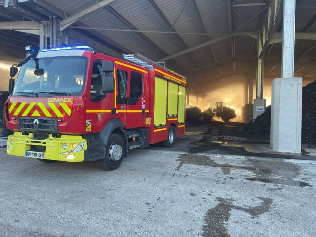 Gard : les pompiers mobilisent un tractopelle pour éteindre un feu de végétaux