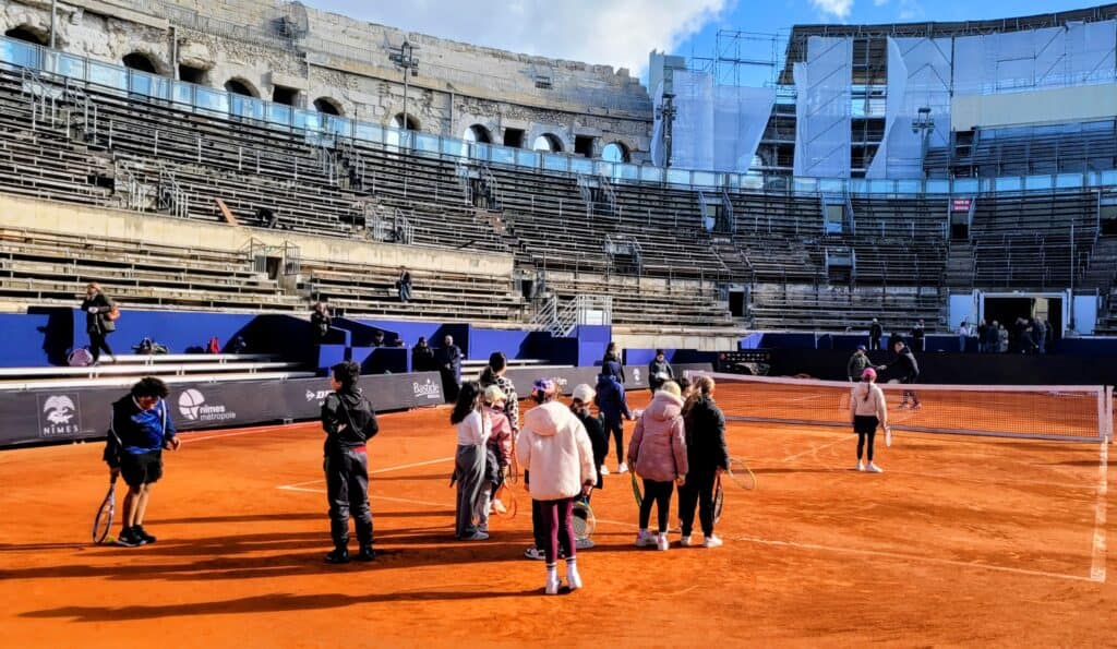 Nîmes : 300 élèves de CM1 goûtent au tennis dans les arènes