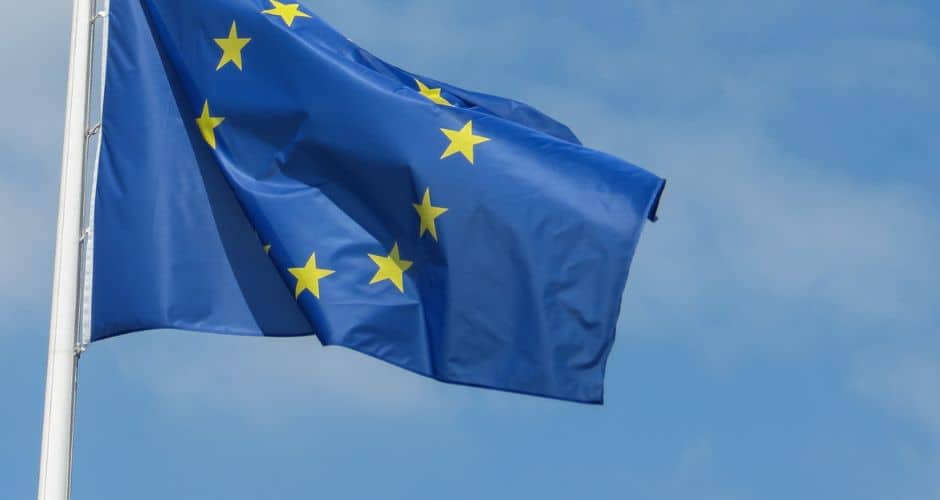 Occitanie : à peine élu, ce maire enlève le drapeau européen devant la mairie