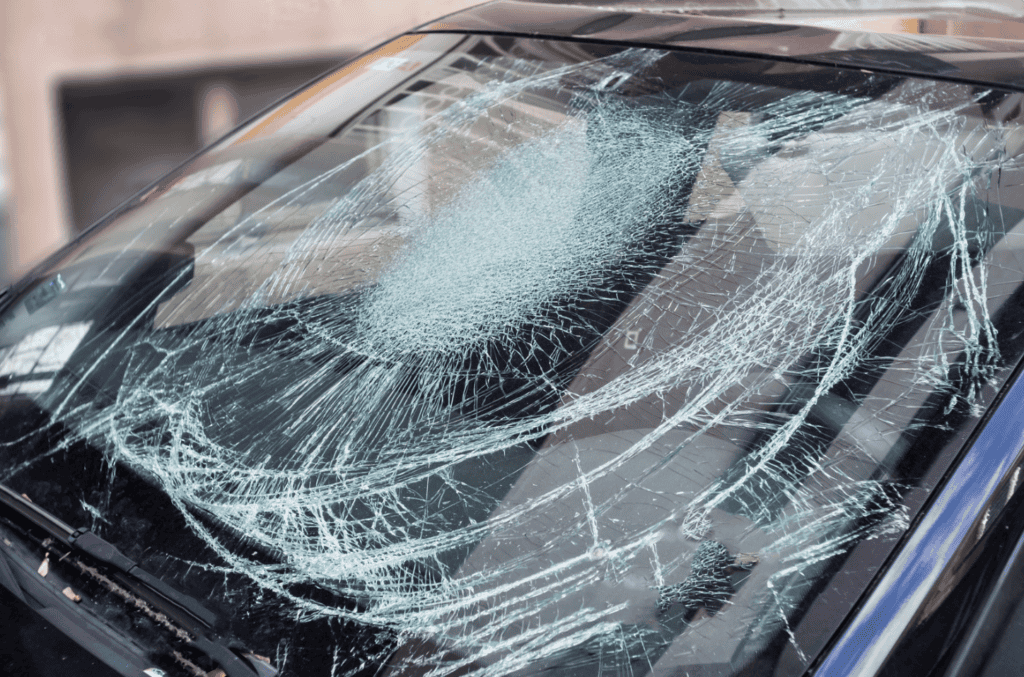 Montpellier : un jeune de 16 ans explose les vitres d’un véhicule