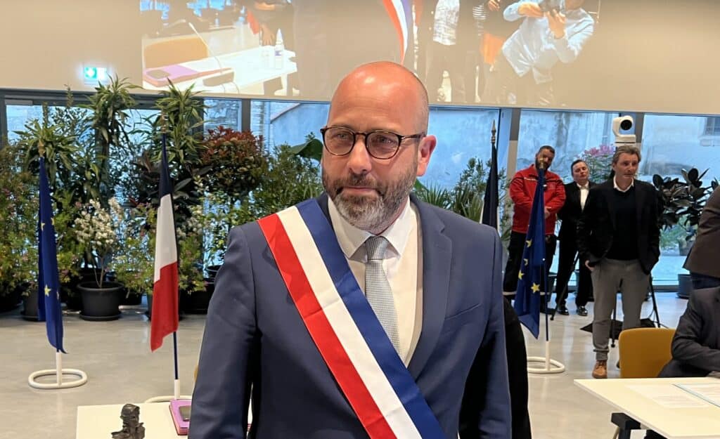 Nîmes : « Cette écharpe sur ma poitrine a un sens profond », Vincent Bouget officiellement maire