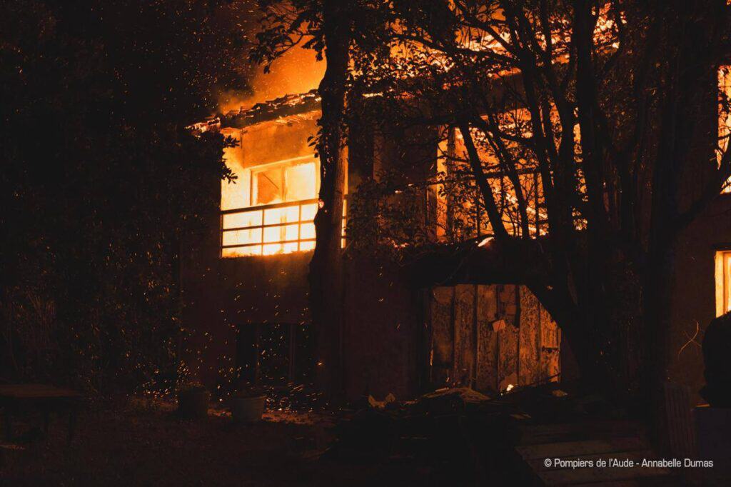 Aude : un feu embrase une habitation de 300m2
