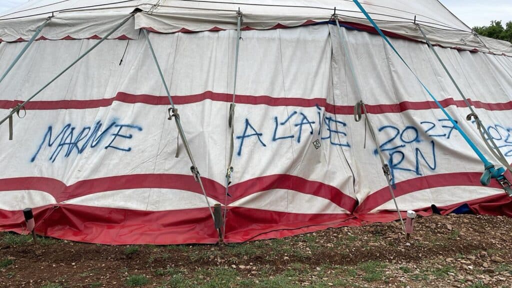 Hérault : le Chap Festival dégradé par des tags « violents, racistes et haineux »