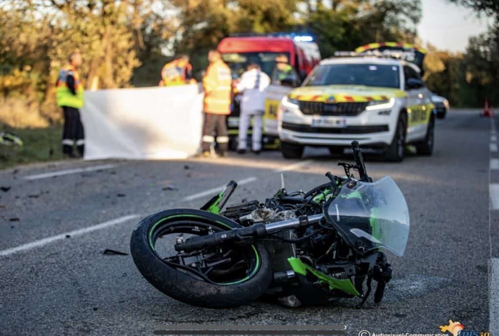 Gard : accident mortel de moto, une conductrice percute un arbre