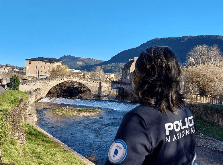 Lozère : désespérée, une jeune femme découverte à califourchon sur le pont Notre Dame